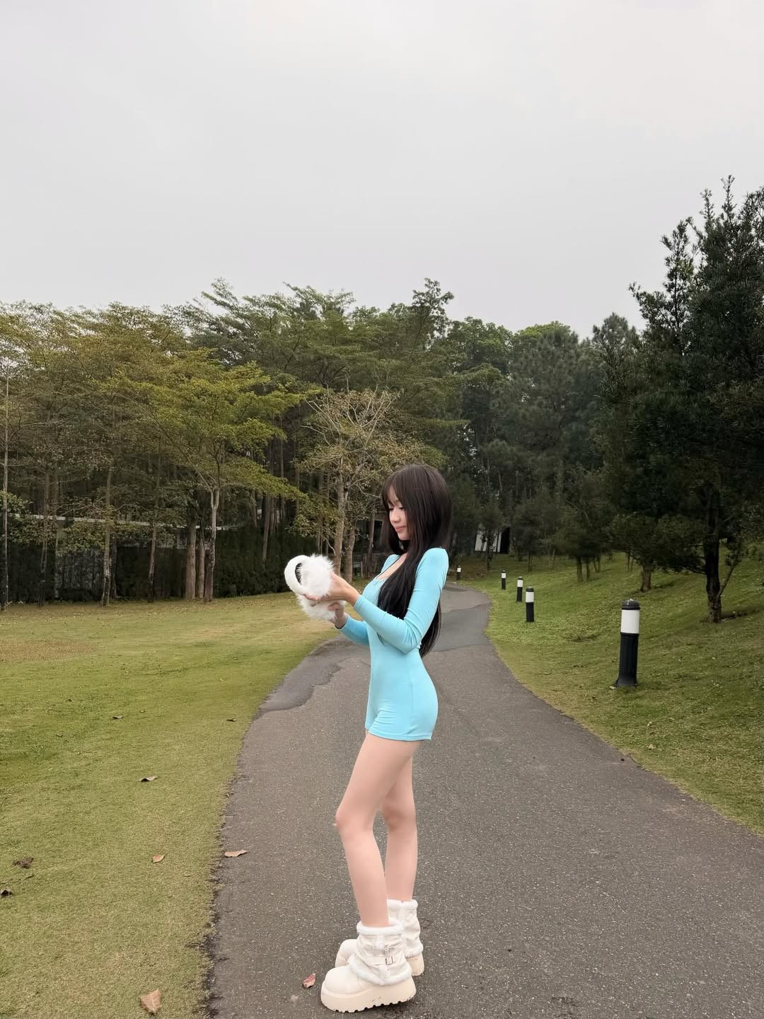 Trong những khung hình ngồi bên bờ hồ hay thả dáng trên cầu gỗ, cô nàng toát lên vẻ trong trẻo nhưng không kém phần quyến rũ. (Ảnh: IGNV)