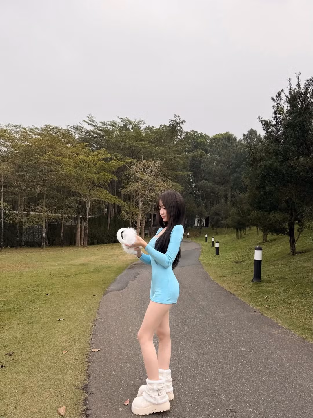 Trong những khung hình ngồi bên bờ hồ hay thả dáng trên cầu gỗ, cô nàng toát lên vẻ trong trẻo nhưng không kém phần quyến rũ. (Ảnh: IGNV)