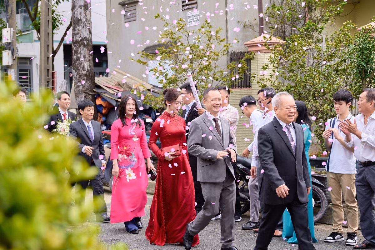 Hiện tại, vẻ đẹp trẻ trung, hiện đại của "mẹ chồng" trong các bức ảnh rước dâu vẫn là tâm điểm bàn tán trên mạng xã hội. (Ảnh: msyen1406)