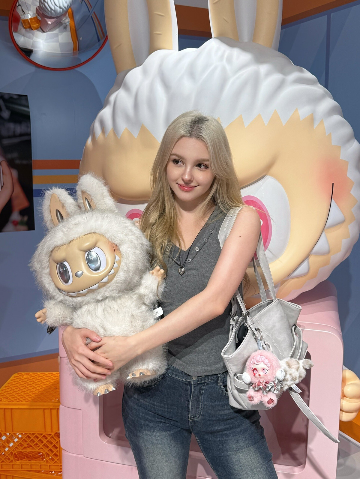 Ngoài vai trò người mẫu ảnh, Elina còn có niềm đam mê với ca hát. Các video cover nhạc K-Pop bằng tiếng Hàn trên kênh YouTube cá nhân của cô luôn thu hút hàng triệu lượt xem nhờ giọng hát ngọt ngào và trong trẻo. (Ảnh: IGNV)