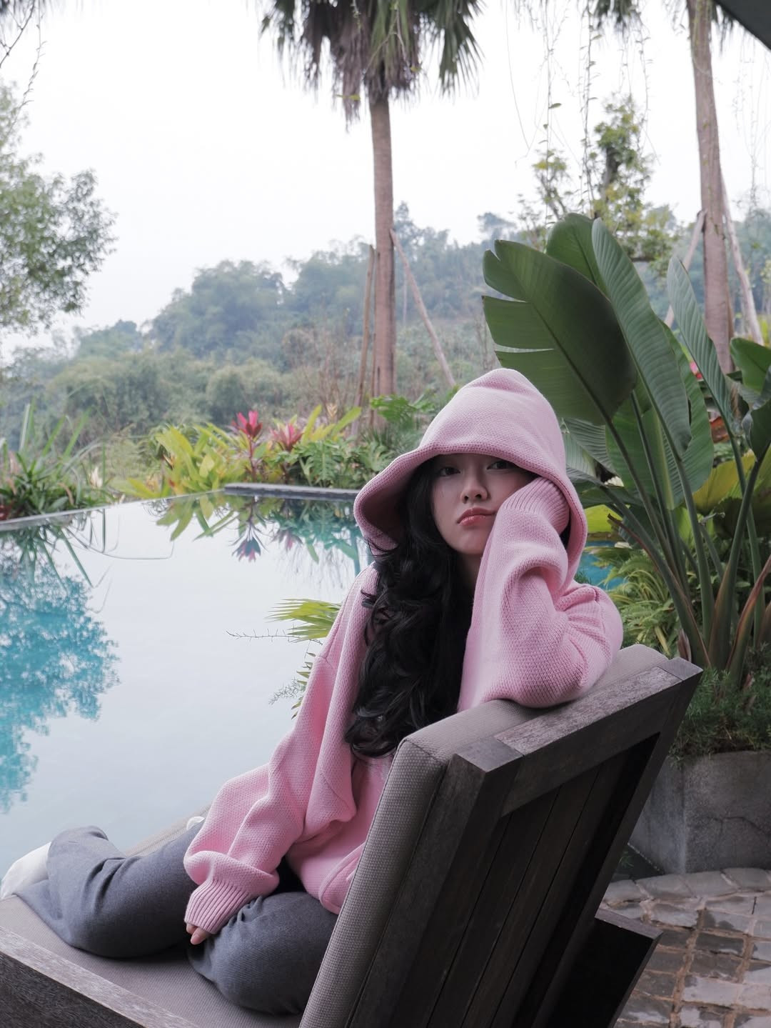 Kèm theo loạt ảnh, Mai Hà Trang hài hước chia sẻ: "Dạo này bạn chồng chụp lên tay quá". Nếu như trước đây, hội chị em thường hay "than phiền" về việc các ông chồng cầu thủ thường chụp ảnh không có tâm, thì Hà Đức Chinh đã chứng minh điều ngược lại. (Ảnh: IGNV)