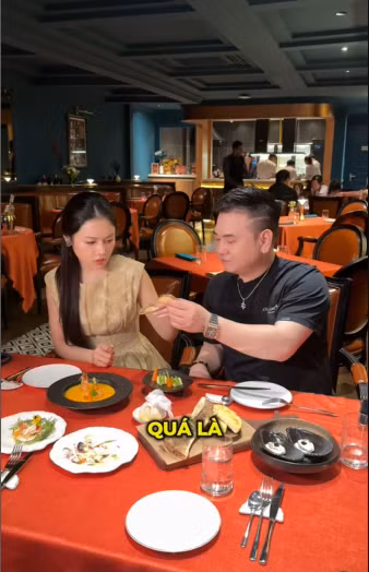 Sự kiện đi ăn lần này nhận được nhiều sự chú ý bởi trước đó, Ý Nhi từng ẩn ý chia tay khiến nhiều người liên tưởng đến Xemesis. Cụ thể, vào khoảng giữa tháng 2/2025, Ý Nhi từng gây hoang mang khi đăng tải những dòng trạng thái đầy tâm trạng lúc nửa đêm.