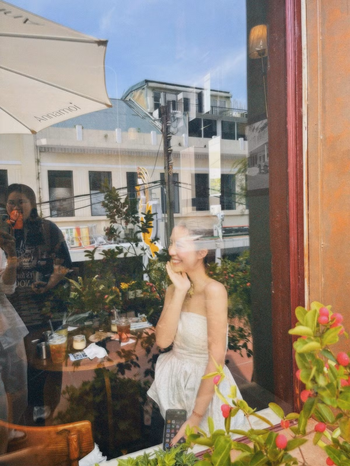 Trong một khoảnh khắc, Mẫn Tiên tập trung thưởng thức ly đồ uống mát lạnh, ánh mắt khẽ nhìn xuống đầy suy tư. Ở một khung hình khác, cô nàng lại say mê đọc sách, mái tóc buông xõa nhẹ nhàng, tạo nên một khung cảnh bình yên và tĩnh lặng