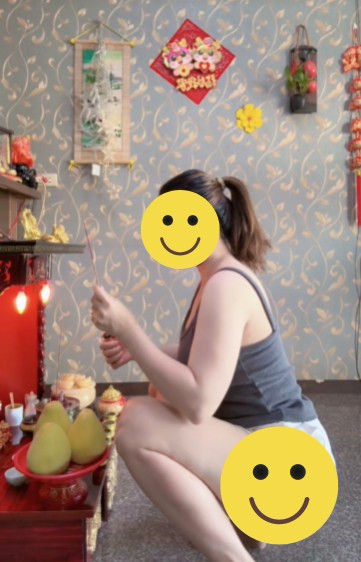 Vấn đề mặc trang phục sao cho phù hợp khi thắp hương không phải là câu chuyện mới. Trước đó không lâu, mạng xã hội từng tranh cãi về đoạn video ghi lại những khoảnh khắc một người phụ nữ thực hiện nghi lễ cúng bái tại gia trong những bộ đồ khá "mát mẻ" .