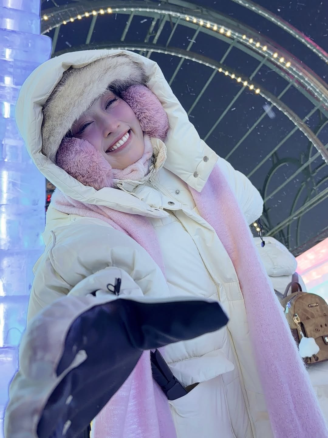 Dù phải khoác lên mình những lớp áo dày cộm, Phương Nga vẫn khoe khéo được thần thái sang chảnh nhưng không kém phần ngọt ngào. Ánh mắt lấp lánh và nụ cười rạng rỡ của cô trong từng khung hình cho thấy cô thực sự tận hưởng chuyến du lịch cùng với ông xã. (Ảnh: IG @phuongngabui_)