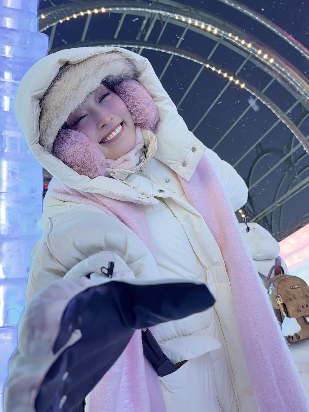 Dù phải khoác lên mình những lớp áo dày cộm, Phương Nga vẫn khoe khéo được thần thái sang chảnh nhưng không kém phần ngọt ngào. Ánh mắt lấp lánh và nụ cười rạng rỡ của cô trong từng khung hình cho thấy cô thực sự tận hưởng chuyến du lịch cùng với ông xã. (Ảnh: IG @phuongngabui_)