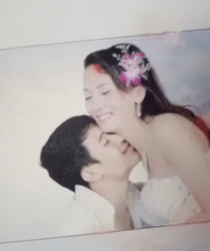 Có những bức ảnh cưới vì vô tình mà trở thành những thước ảnh cô dâu chú rể cả đời cũng không muốn ngắm lại. Như mới đây, ảnh cưới của một cặp đôi được chia sẻ trên mạng xã hội đã thu hút sự chú ý bởi phong cách độc lạ không giống ai.