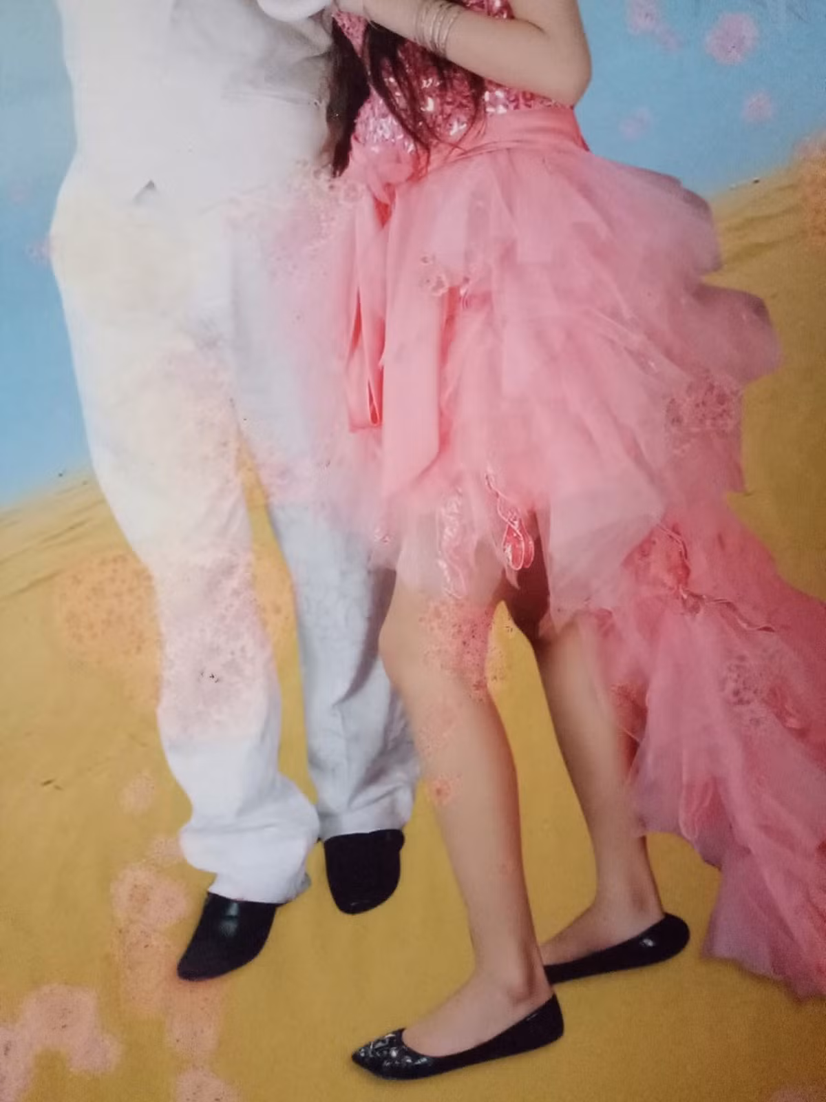 Nhiều người đã để lại những bình luận hài hước dưới loạt ảnh: "Ối dồi ngày ấy mà ông bà tạo được những quả dáng này là chất đấy chứ", "bộ ảnh cưới táo bạo nhất thời đó", "chụp kiểu này mà còn giữ được nhau tới giờ là thành công quá rồi!”.