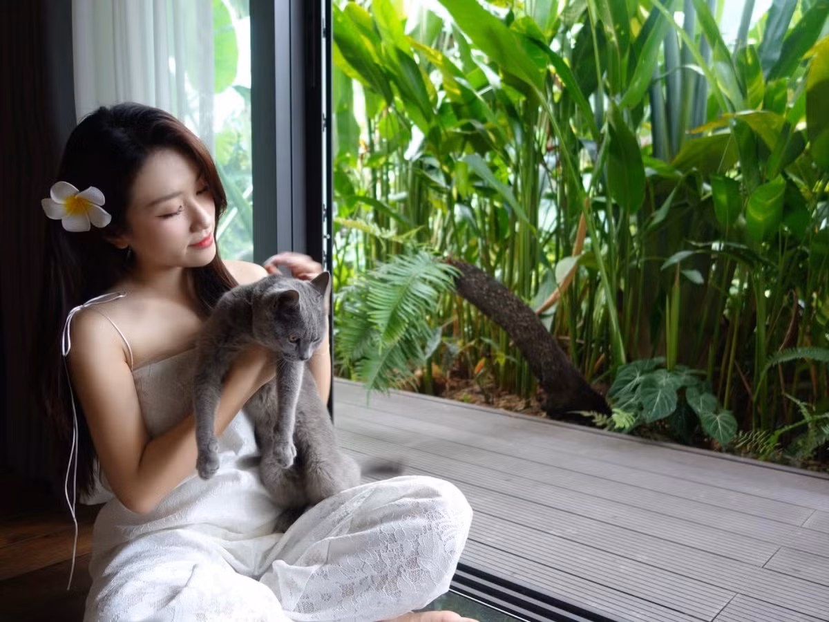 Phong cách tối giản nhưng vẫn toát lên sự quyến rũ tự nhiên, Linh Nắng một lần nữa chứng minh rằng đôi khi sự đơn giản lại chính là sự hoàn hảo. (Ảnh: IGNV)