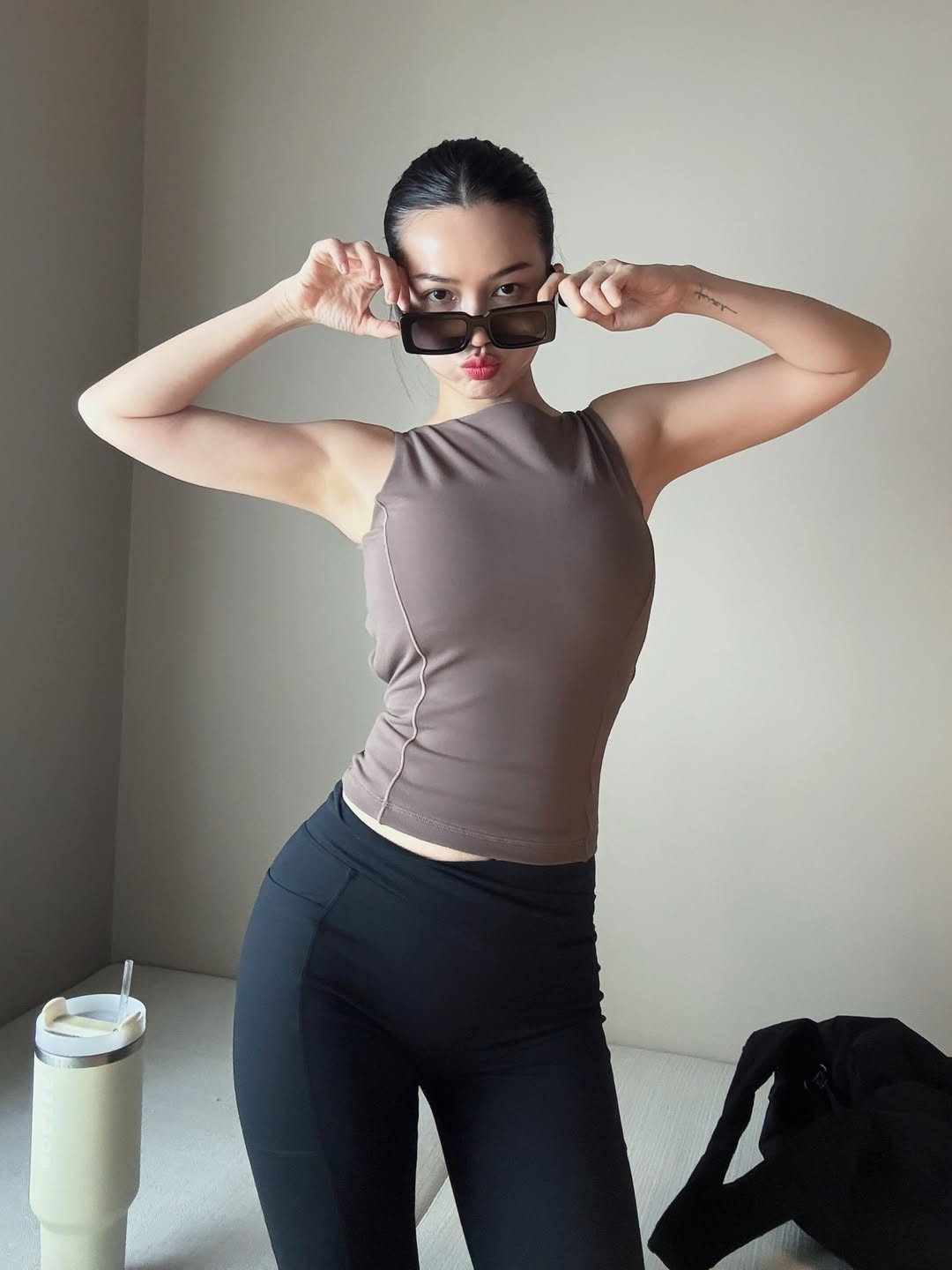 Vóc dáng quyến rũ của Sĩ Thanh nhận được nhiều lời khen từ người hâm mộ như “quá nóng bỏng”, “đẹp không tuổi”, “body cực phẩm”. (Ảnh: IGNV)