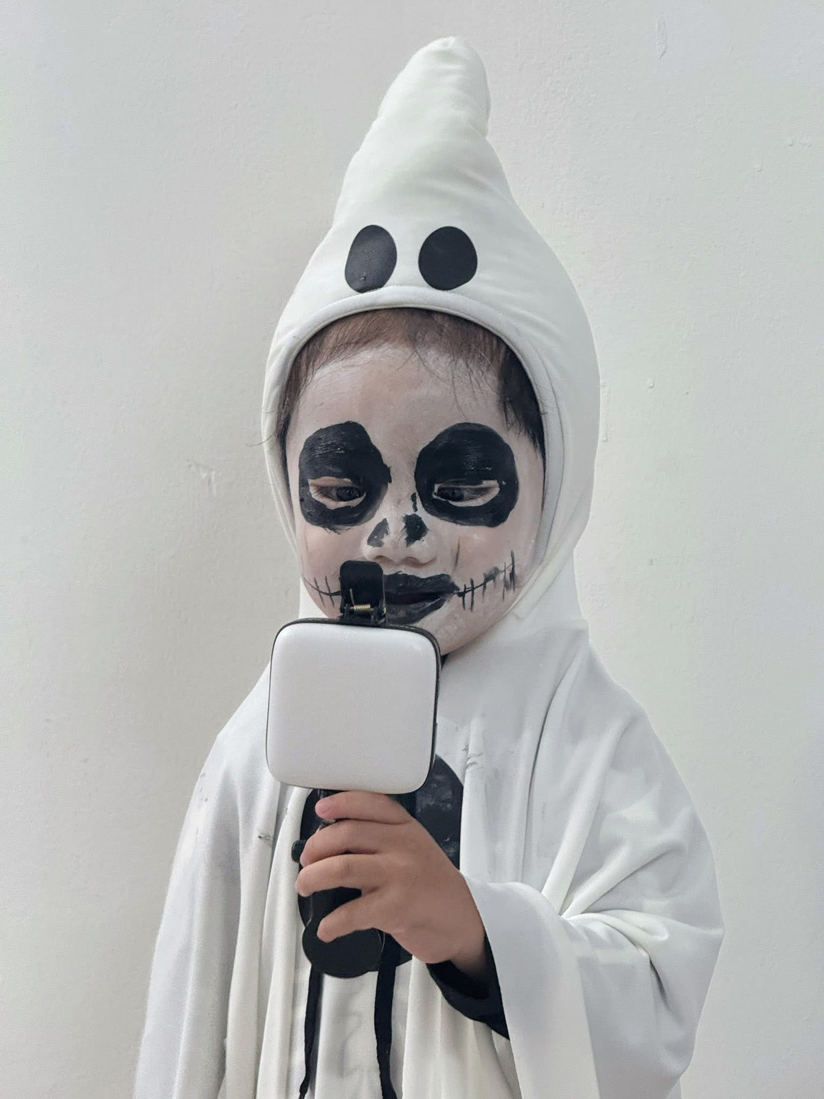 Trong loạt ảnh chất lượng cao, bé ma nhỏ xíu này cầm chiếc đèn, tạo dáng với nhiều bối cảnh khác nhau, từ nền trắng đơn giản, bên cạnh bức tượng David nổi tiếng, cho đến khung cảnh nghĩa địa ma mị như trong phim kinh dị. Rõ ràng, người mẹ đã đầu tư rất nhiều công sức vào phần hóa trang và cả việc chụp ảnh.