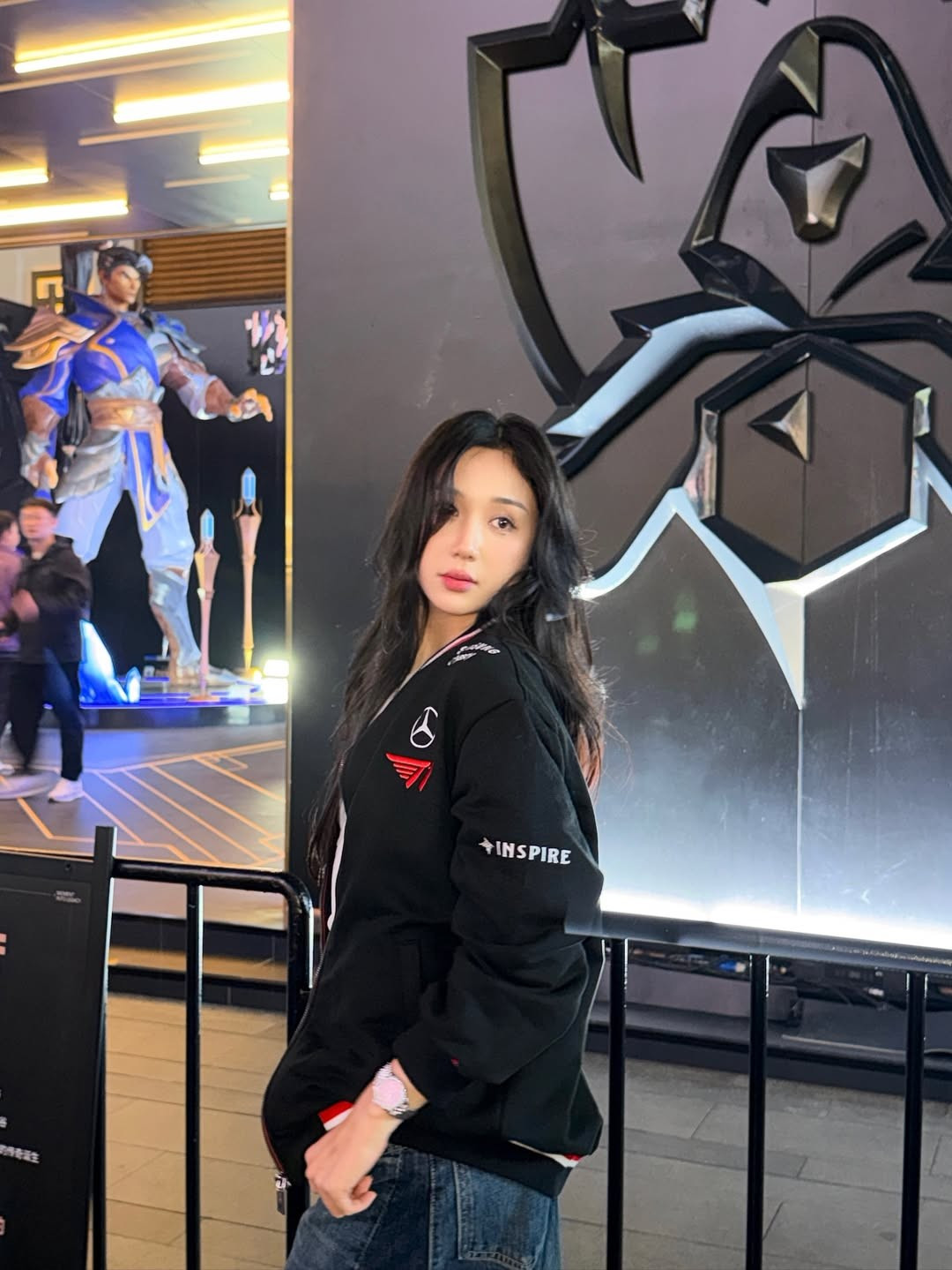 Trang phục tông đen giúp nữ streamer nổi bật và tôn lên làn da trắng sáng, thể hiện đúng khí chất của một KOL có khả năng thu hút mọi ống kính.