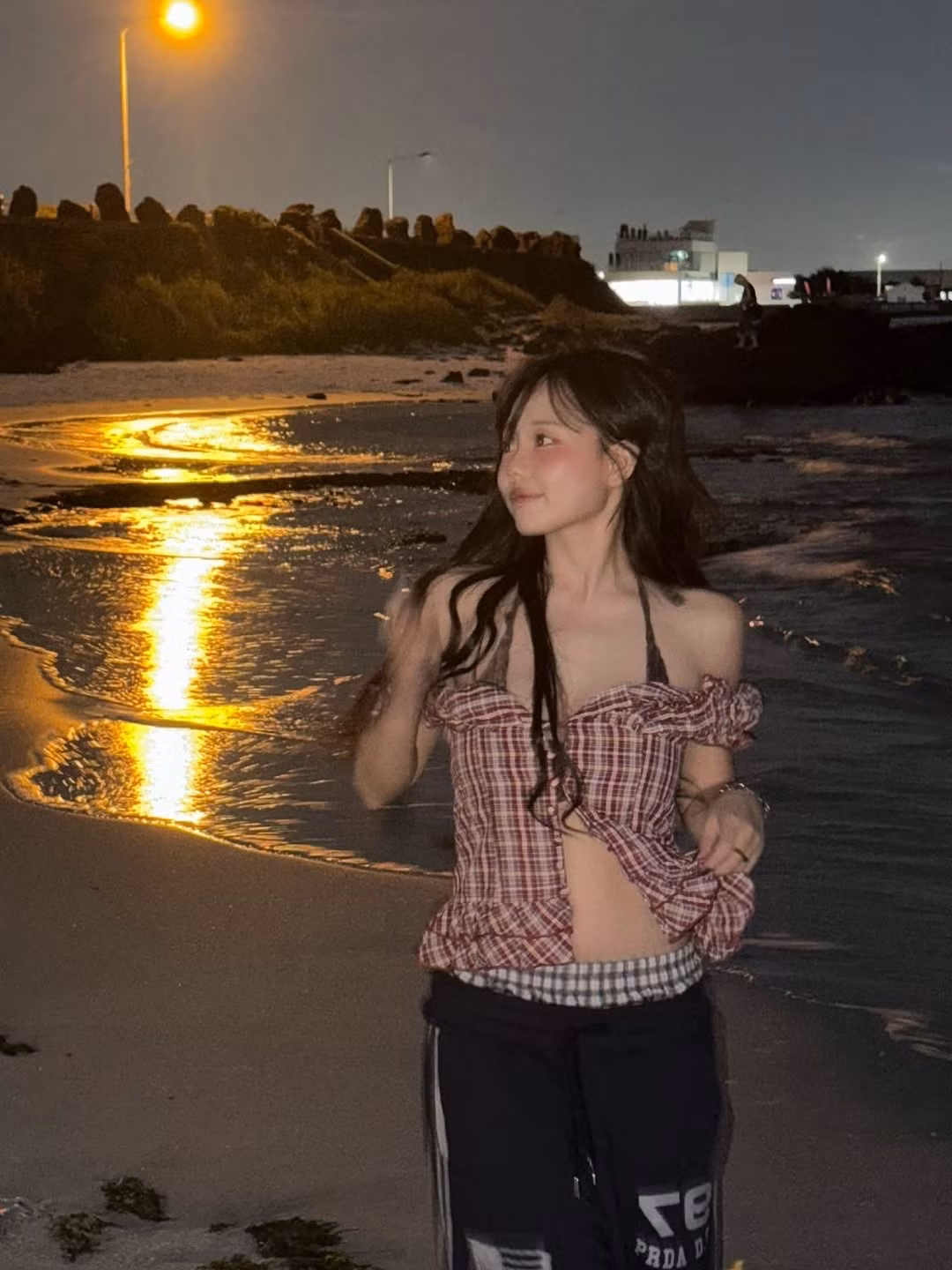 Trong những hình ảnh mới nhất được đăng tải trên trang cá nhân, nàng hot mom khiến nhiều người phải ngỡ ngàng với vẻ ngoài kẹo ngọt cùng phong cách thời trang cực kỳ trẻ trung. (Ảnh: IG @kisy0729)