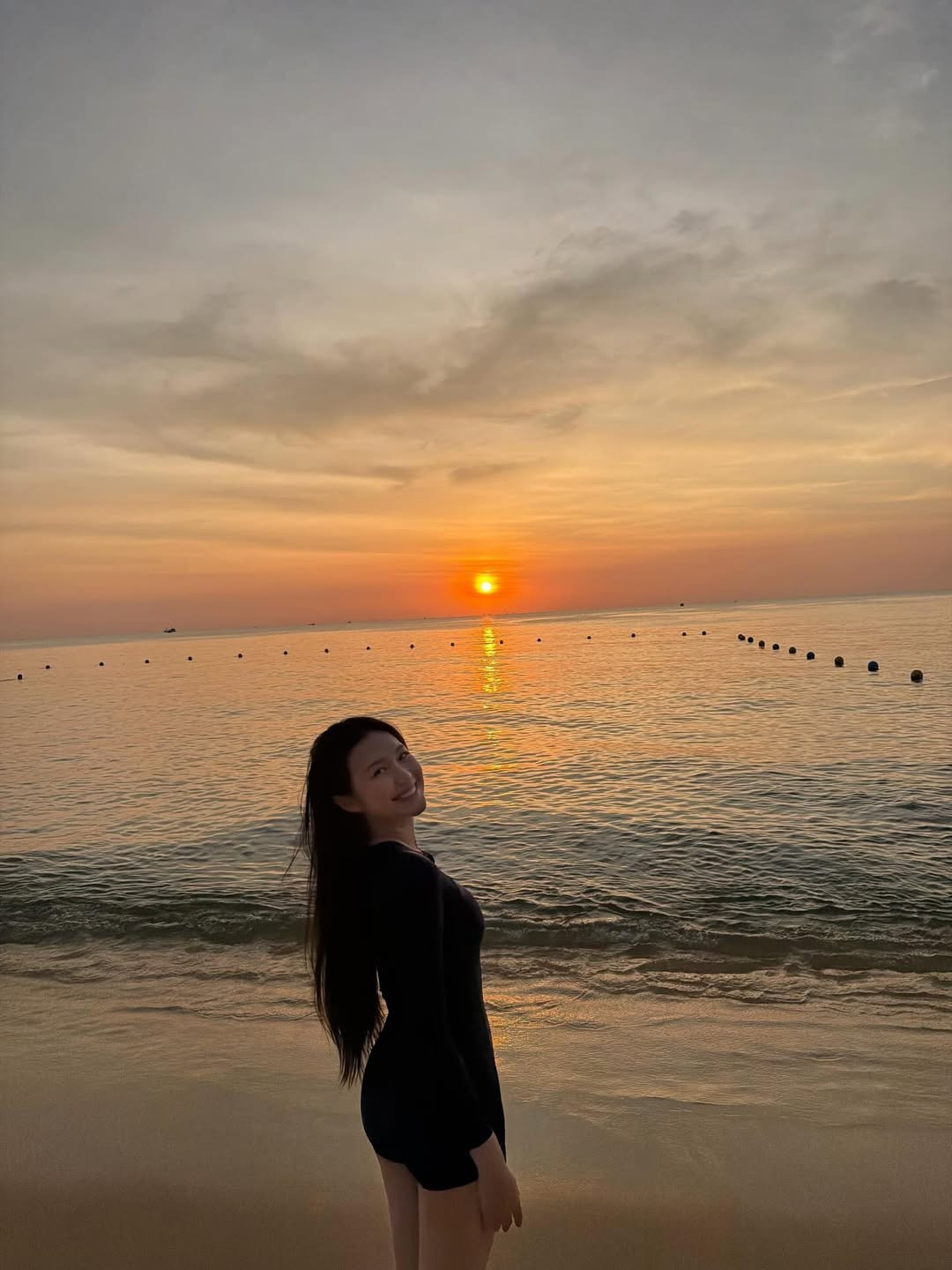 Đáng nói, bộ ảnh này được đăng tải trong bối cảnh trước đó mạng xã hội từng rộ lên những đồn đoán về việc Doãn Hải My "lớn tiếng" với chồng, như lời khẳng định về tình cảm gia đình bền chặt. (Ảnh: IGNV)