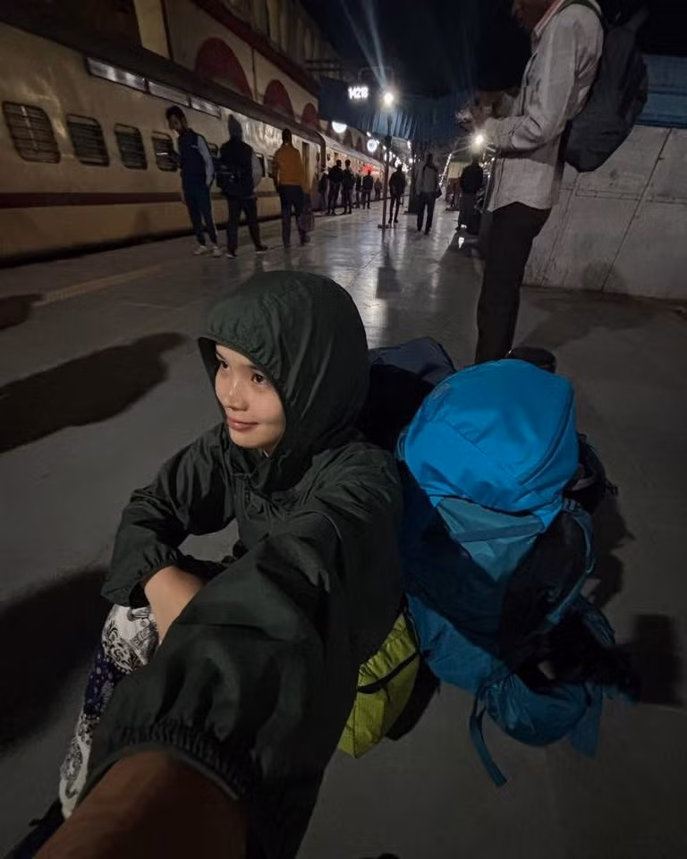 Phong cách kể chuyện tự nhiên và gần gũi của cô đã thu hút hàng triệu lượt xem và tương tác trên các nền tảng mạng xã hội.