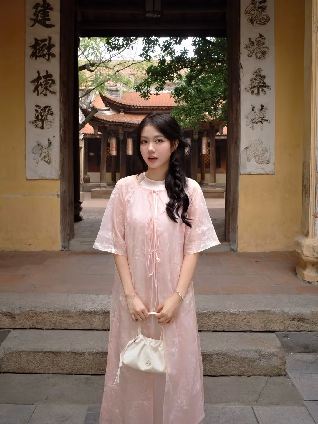 Sắc hồng ngọt ngào cùng vẻ đẹp dịu dàng của cô nàng không chỉ làm sáng bừng những góc phố cổ kính mà còn khiến người qua đường không thể rời mắt. (Ảnh: IGNV)