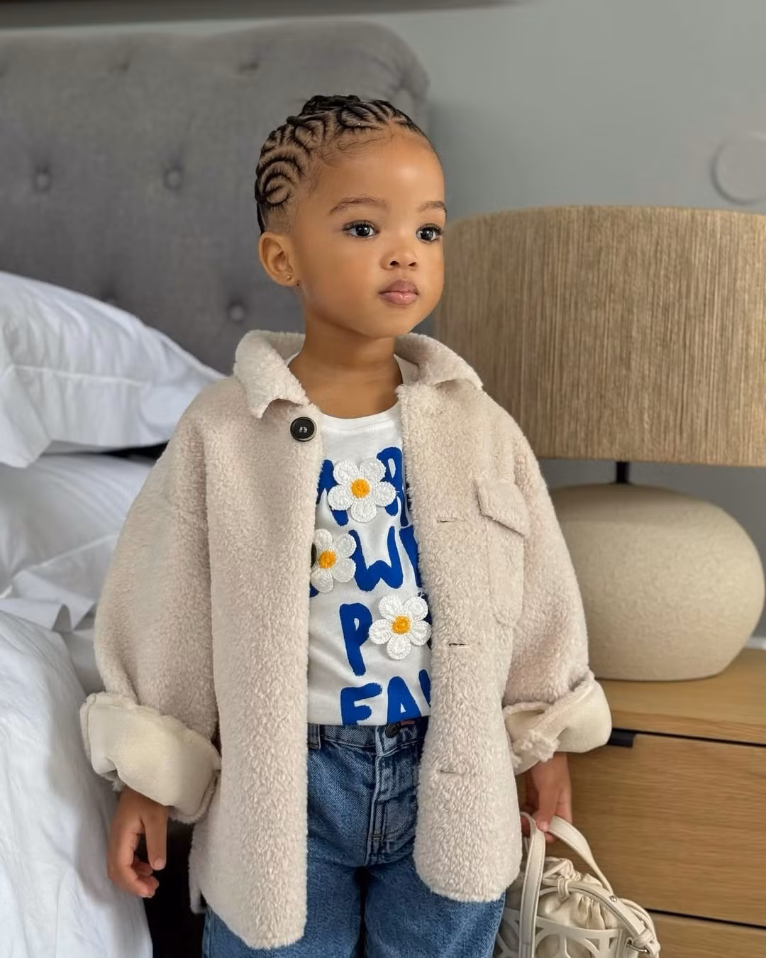 Một yếu tố không thể không nhắc đến làm nên thương hiệu của Eva Hastibeer chính là những kiểu tóc tết biến hóa liên tục. (Ảnh: IGNV)