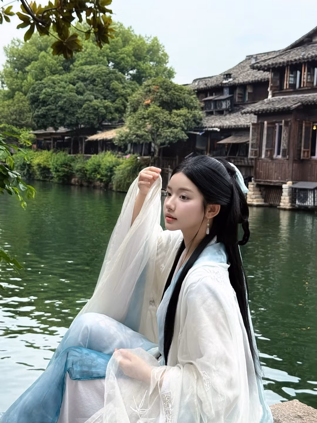 Trong bộ ảnh này, Quỳnh Trương diện trang phục Hán phục truyền thống với sắc trắng và xanh nhạt thanh thoát, tạo nên vẻ đẹp vừa cổ điển vừa hiện đại. (Ảnh: IGNV)