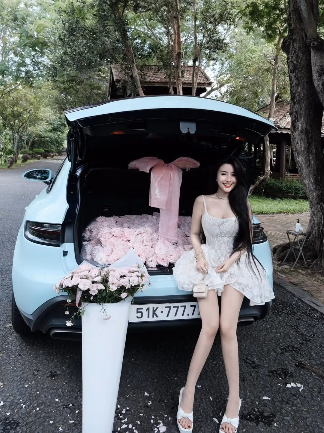 Võ Ngọc Trân (sinh năm 2001) từ lâu đã là cái tên quen thuộc trong giới trẻ Việt với biệt danh "nữ thần học đường" hay "hot girl vạn người mê" nhờ sở hữu nhan sắc nổi bật và vóc dáng quyến rũ. (Ảnh: IGNV)