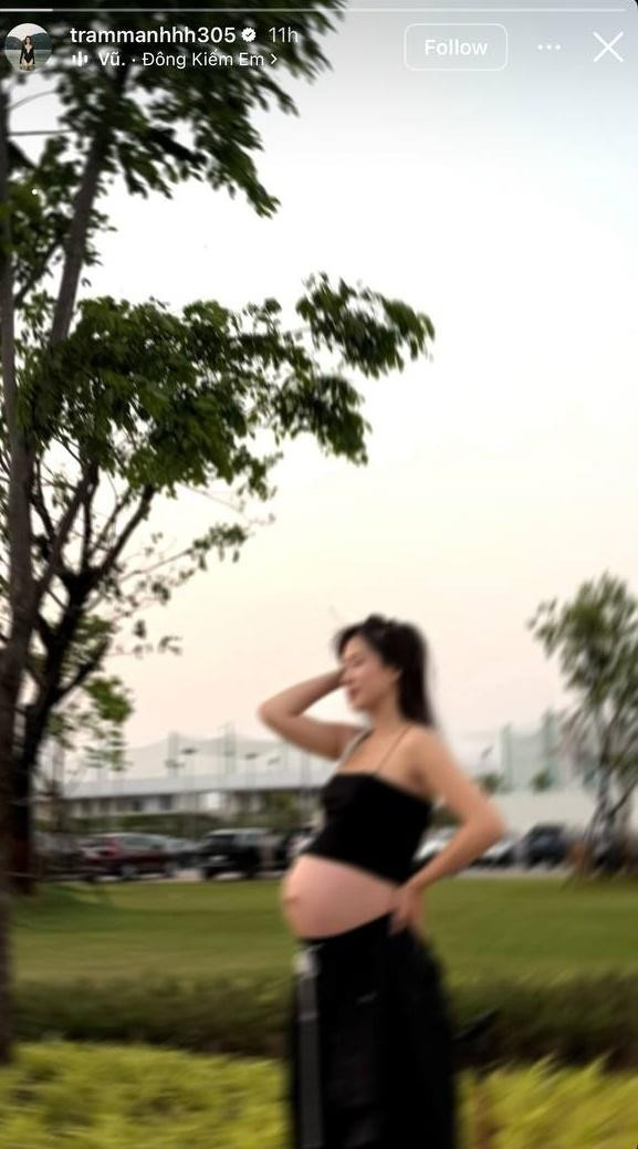 Ngoài ra,Trâm Anh cũng đăng story với ảnh bầu bé thứ 3 trên nền nhạc với đoạn lyric đáng chú ý: "...em còn đang khóc một mình? Như làn sương muộn màng lạc trong đêm". Bên cạnh đó, trong cả mùa Tết Bính Ngọ, Trâm Anh lẫn JustaTee đều không cập nhật hình ảnh đón Tết của cả nhà.