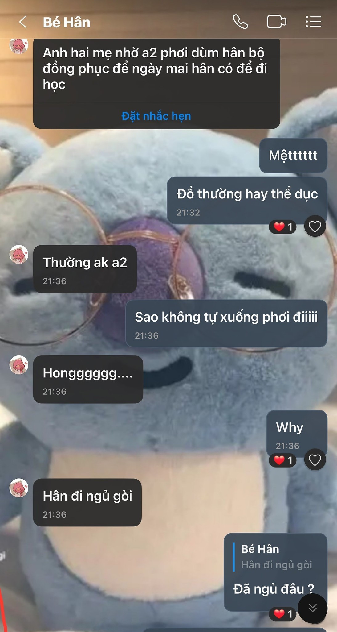 Từ những món đồ chơi như cát động lực, túi mù (blind box), cho đến chiếc bình giữ nhiệt khắc tên, cô bé luôn biết cách vòi vĩnh vô cùng đáng yêu: "Mua cho Hân đi mà". Đôi khi, cô bé cũng có cách nhờ vả anh mình các công việc như phơi đồ vừa hài hước vừa dễ thương khó có thể chối từ.