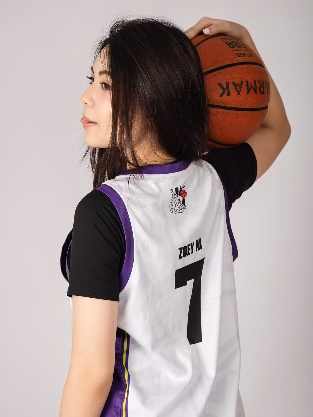 Khác với vẻ đẹp dịu dàng, tiểu thư thường thấy trong các bộ váy xòe, Hạt Dẻ (tên thật Mai Thảo Ngọc) vừa khiến người hâm mộ bất ngờ khi xuất hiện với bộ đồng phục bóng rổ cá tính. Với chiếc áo số 7 mang tên "ZOEY M", cô nàng khéo léo khoe trọn vẻ đẹp hiện đại, khỏe khoắn. (Ảnh: IGNV)