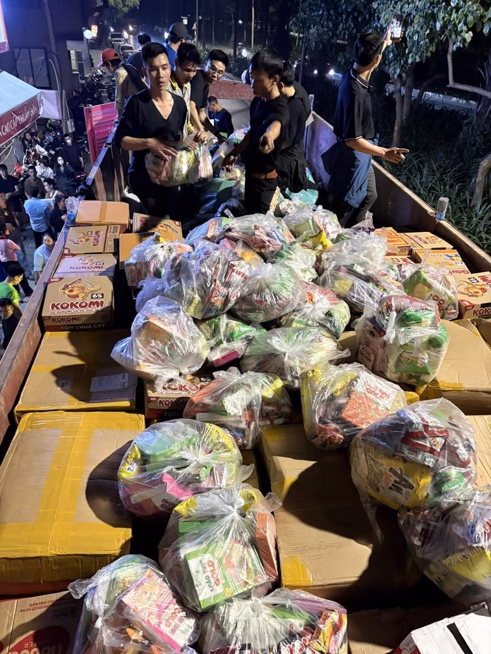 Được biết, chuyến xe của Mỹ Hạnh chở tổng cộng 45 tấn hàng, bao gồm hơn 40 tấn gạo và các nhu yếu phẩm thiết yếu khác. (Ảnh: FBNV)