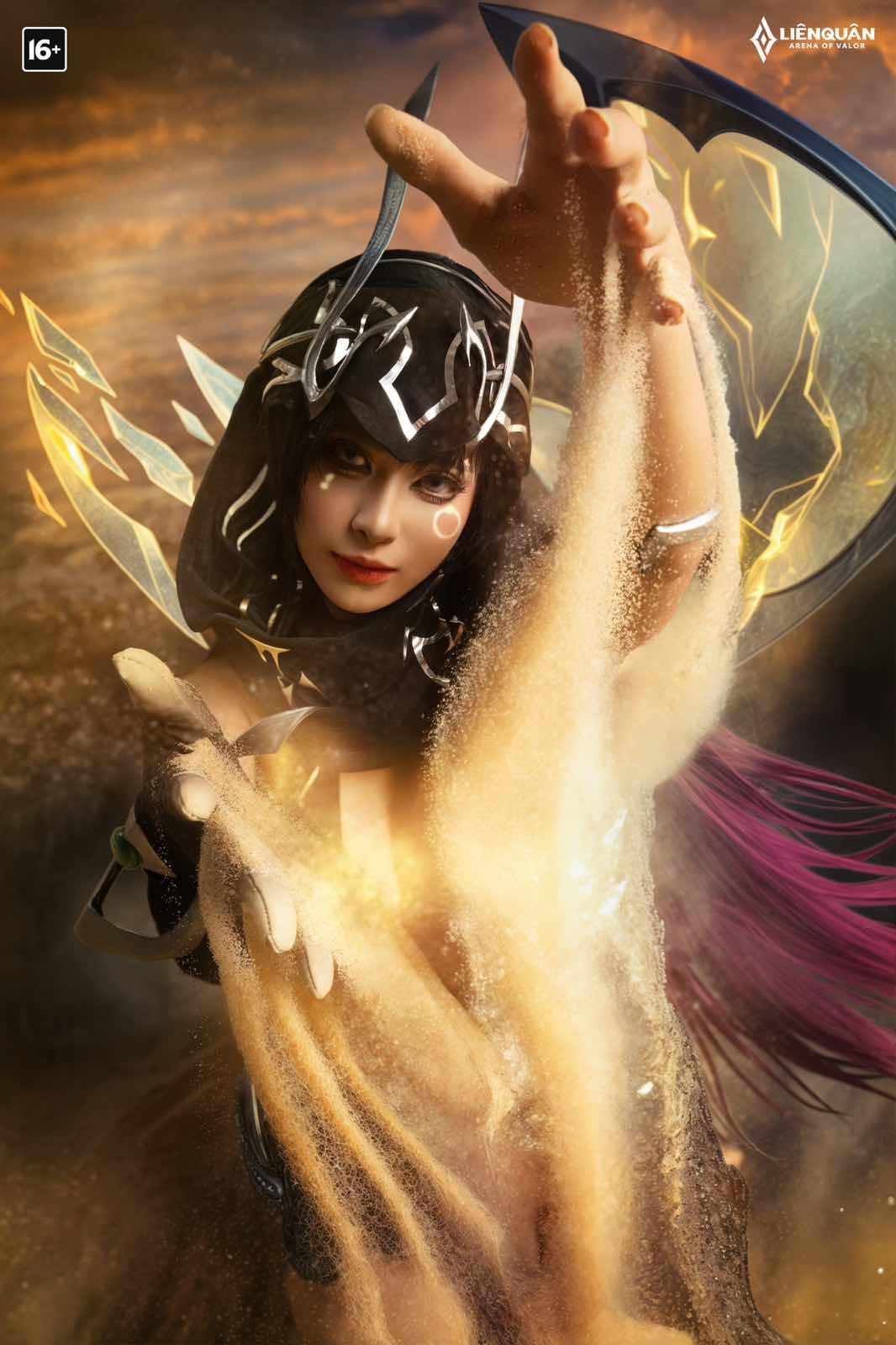 Trang phục đen cut-out quyến rũ, kết hợp với các chi tiết ánh kim, mũ trùm đầu bí ẩn và mái tóc dài ombre. (Ảnh: Garena Liên Quân Mobile)