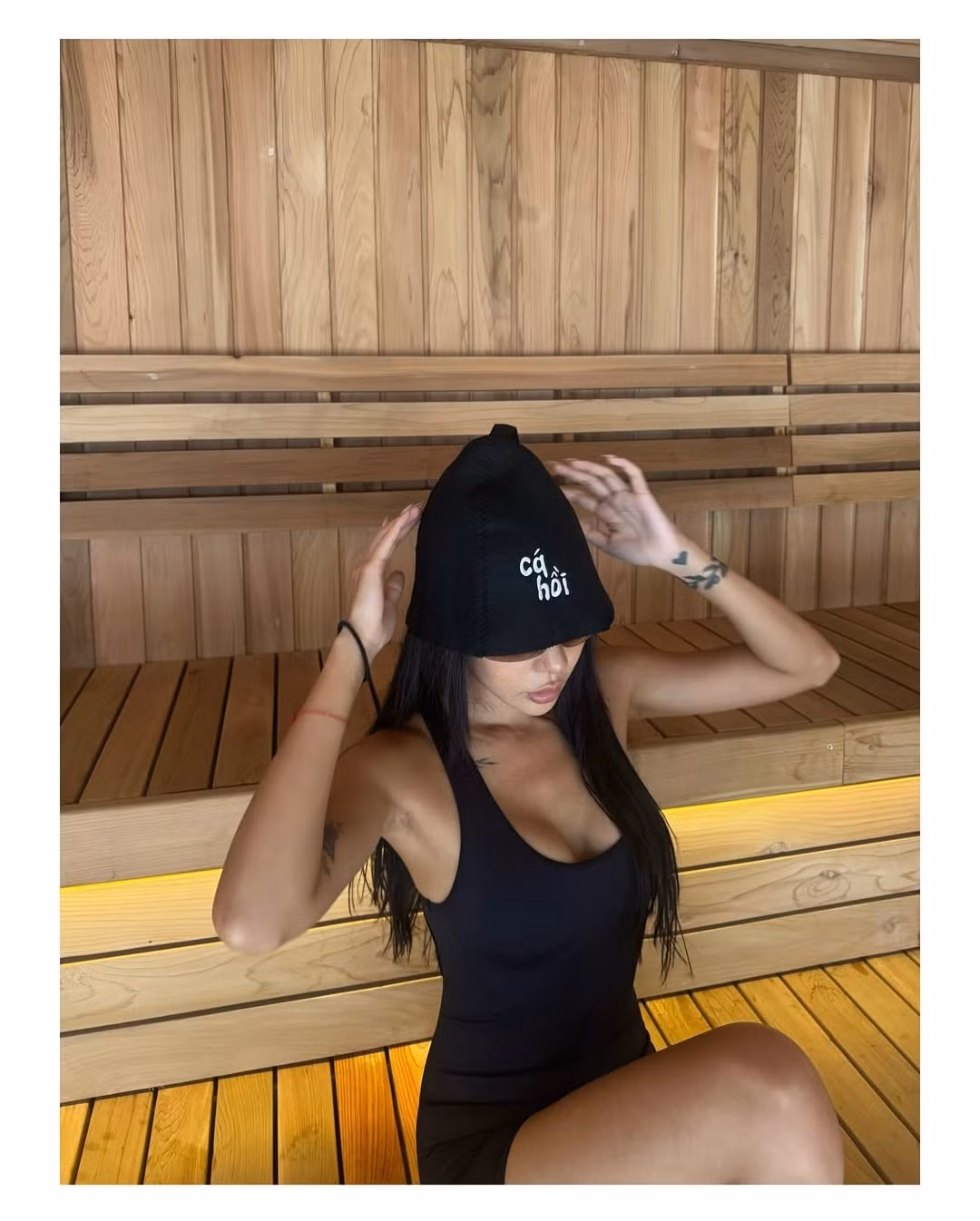 Đặc biệt, cô nàng còn gây chú ý với hình ảnh thư giãn trong phòng xông hơi được ốp gỗ ấm cúng. Chiếc mũ xông hơi màu đen tạo điểm nhấn độc đáo, hài hước.(Ảnh: IGNV)