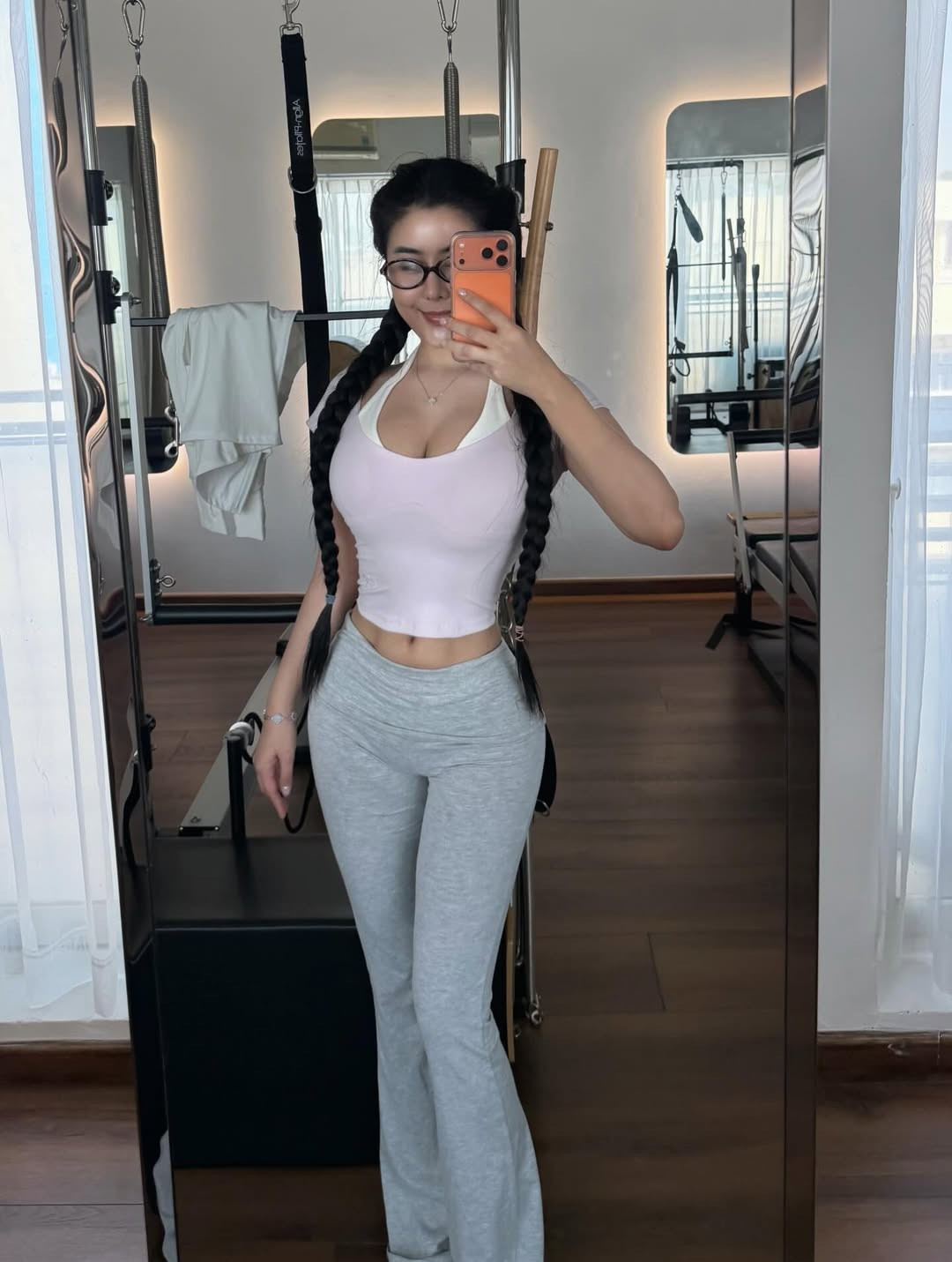 Trong một khoảnh khắc tại phòng tập, Ngọc Trân tự tin khoe mặt mộc rạng rỡ cùng cơ bụng phẳng lì. Có thể thấy để duy trì được vóc dáng được nhiều người ví như "búp bê sống", Võ Ngọc Trân rất chú trọng đến việc luyện tập, chăm sóc bản thân. (Ảnh: IGNV)