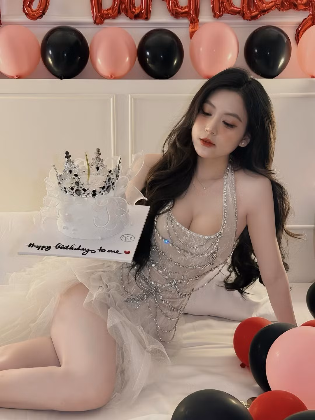 Trong bộ ảnh, Trân Trần lựa chọn thiết kế váy tông trắng tinh khôi với chất liệu voan tầng mềm mại. (Ảnh: IGNV)