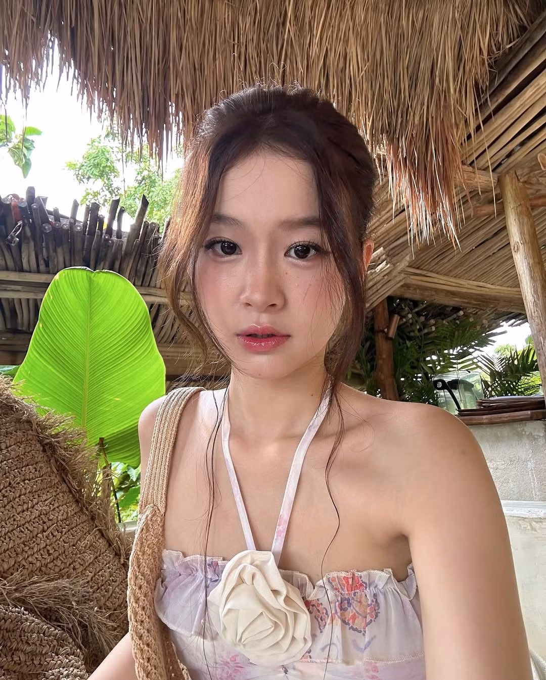 Trong chuyến đi này, Mai Hương đã phô diễn gu thời trang đi biển đa dạng và cực kỳ thu hút. Cô nàng không ngại thử nghiệm nhiều phong cách, từ gợi cảm đến năng động, tất cả đều được thể hiện một cách tinh tế và cuốn hút.