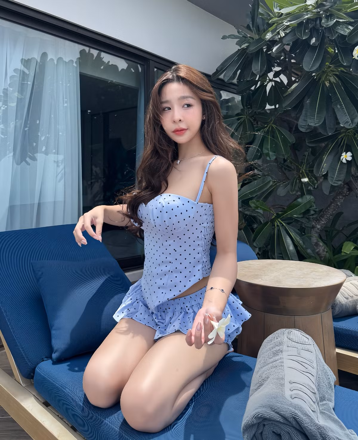 Lối trang điểm tự nhiên với tông cam đào chủ đạo, đôi môi căng mọng cùng ánh mắt mơ màng, đã góp phần tạo nên vẻ đẹp "nũng nịu" đặc trưng của cô. (Ảnh: IGNV)