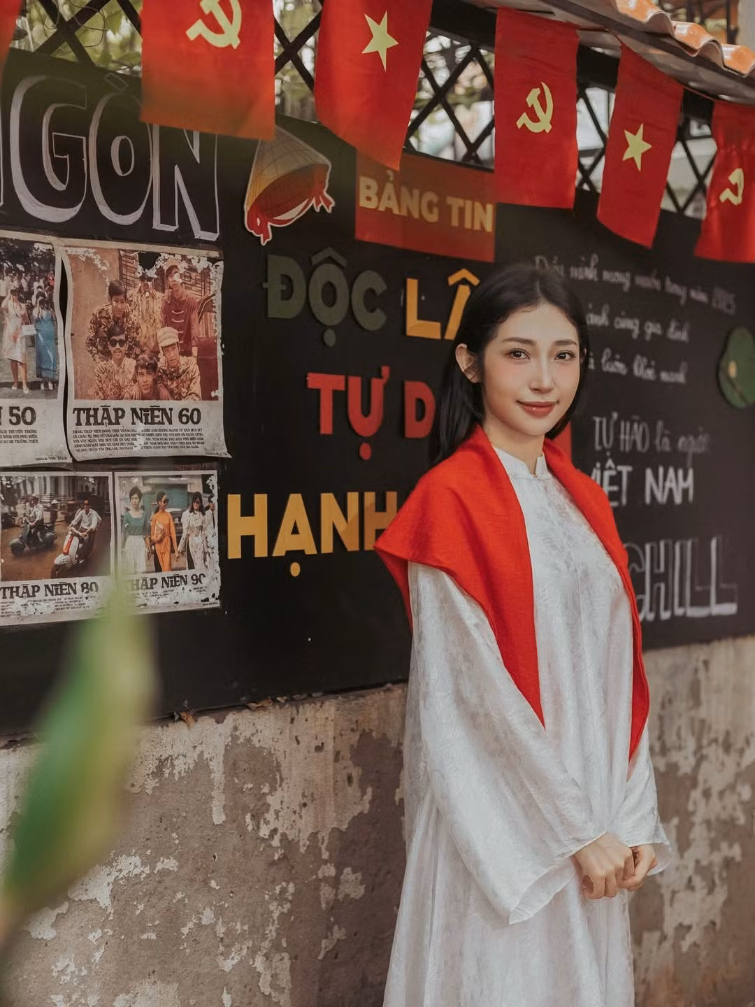 "Chị đẹp" lựa chọn bối cảnh là bảng tin của một góc phố được trang trí đậm tinh thần yêu nước. (Ảnh: IGNV)