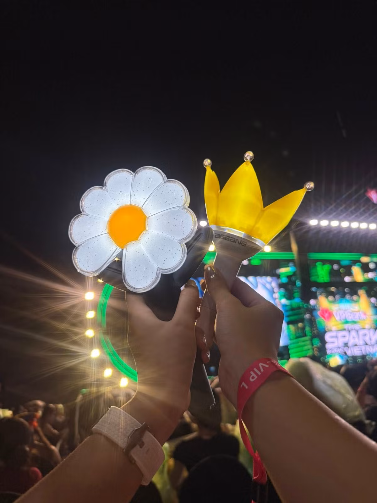 G-Dragon vừa khiến cộng đồng fan Việt "đứng ngồi không yên" khi bất ngờ tung một đoạn video ngắn ghi lại những khoảnh khắc đáng nhớ từ đêm concert tại Hà Nội vừa qua. Đoạn video được G-Dragon đăng tải trên kênh YouTube cá nhân như một thước phim điện ảnh đầy cảm xúc, đưa người xem trở lại đêm diễn đầy kỷ niệm tại Hà Nội.