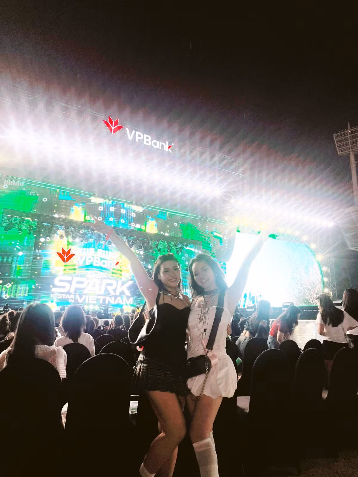 Được biết đêm concert vừa qua, Hoài Thu cùng người chị em thân thiết của mình đã có mặt ở sân Mỹ Đình từ sớm, "quẩy nhiệt" với thần tượng của mình.