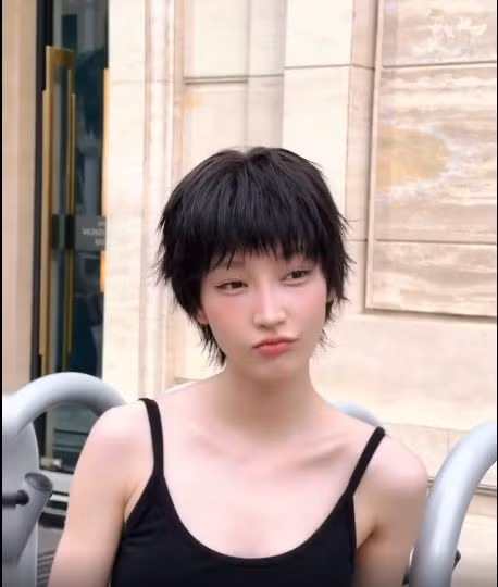 Thiết kế quần jeans ống rộng, rách nhiều mảng, tạo cảm giác phóng khoáng, "bụi bặm". (Ảnh: IGNV)