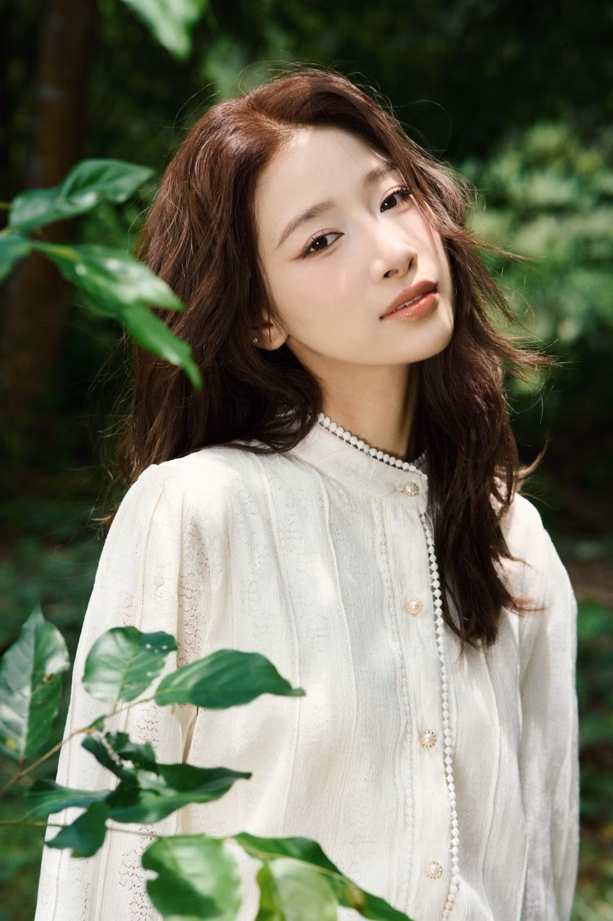 Mái tóc nâu bồng bềnh được uốn xoăn nhẹ, buông xõa tự nhiên càng làm nổi bật vẻ đẹp dịu dàng, e ấp của cô. (Ảnh: FBNV)