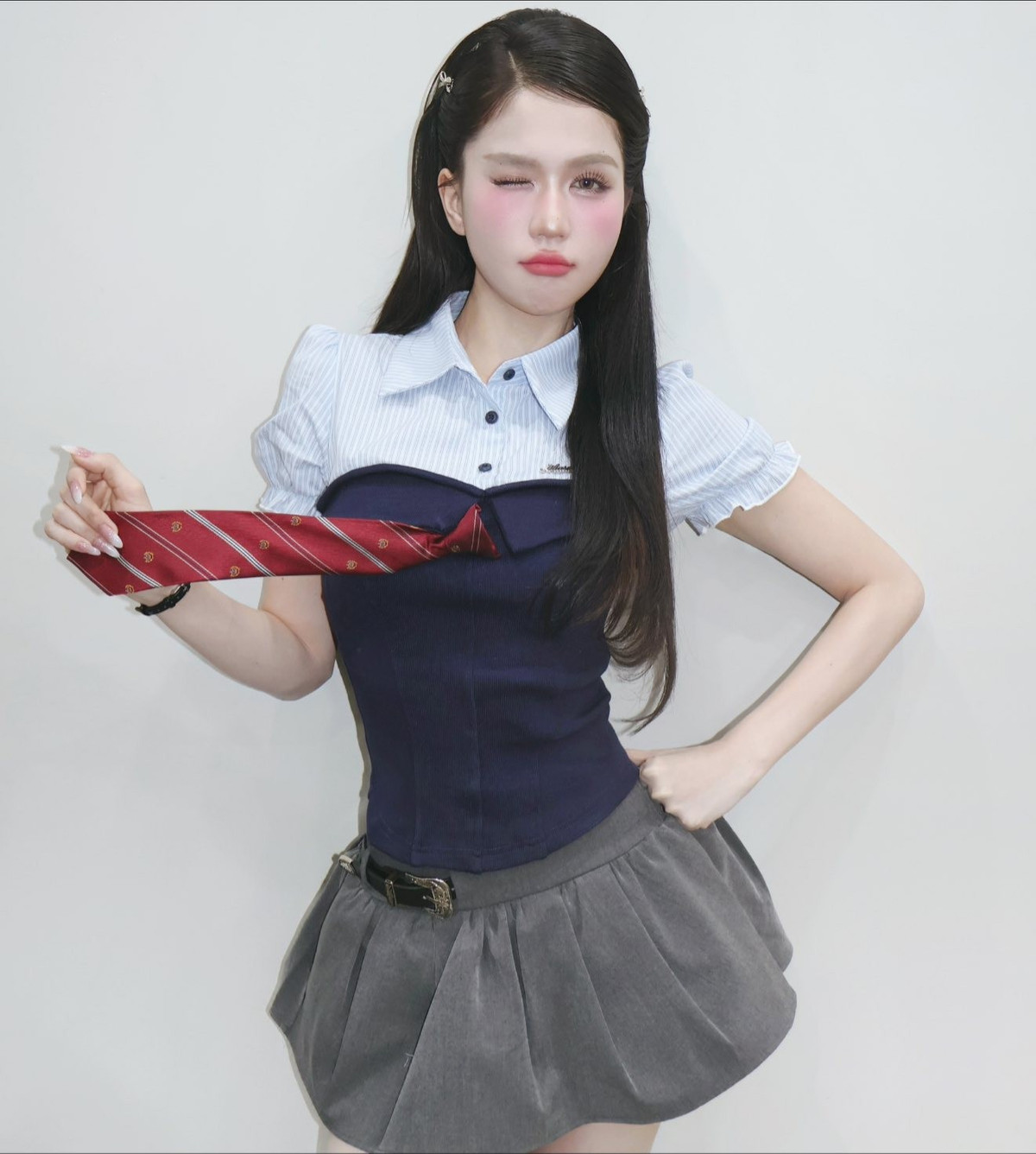 Khán giả không khỏi trầm trồ trước sự "hack tuổi" đỉnh cao của người đẹp. Làn da căng bóng, mịn màng không tì vết cùng vóc dáng thon gọn đã giúp Ngọc Trinh hoàn toàn thuyết phục người xem với hình tượng mới.