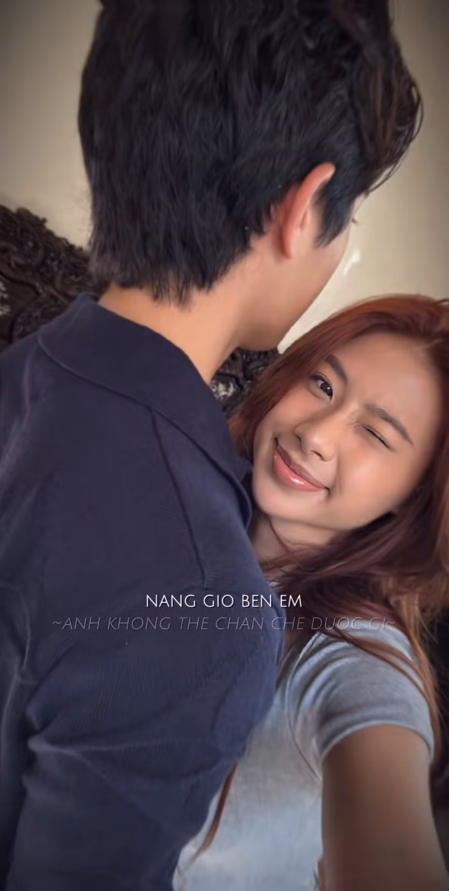 Chia sẻ của Louis Phạm bắt đầu bằng dòng viết tự sự: "Đã 7 tháng trôi qua kể từ lần cuối chúng ta gặp nhau. Khi vừa nhìn thấy nhau, cả hai cùng chạy thật nhanh và ôm chầm lấy nhau, như thể chưa từng có một ngày xa cách. Cảm xúc trong em vẫn nguyên vẹn như lần đầu chúng ta gặp nhau - hồi hộp, ấm áp và ánh mắt tràn đầy sự nhung nhớ và hạnh phúc".