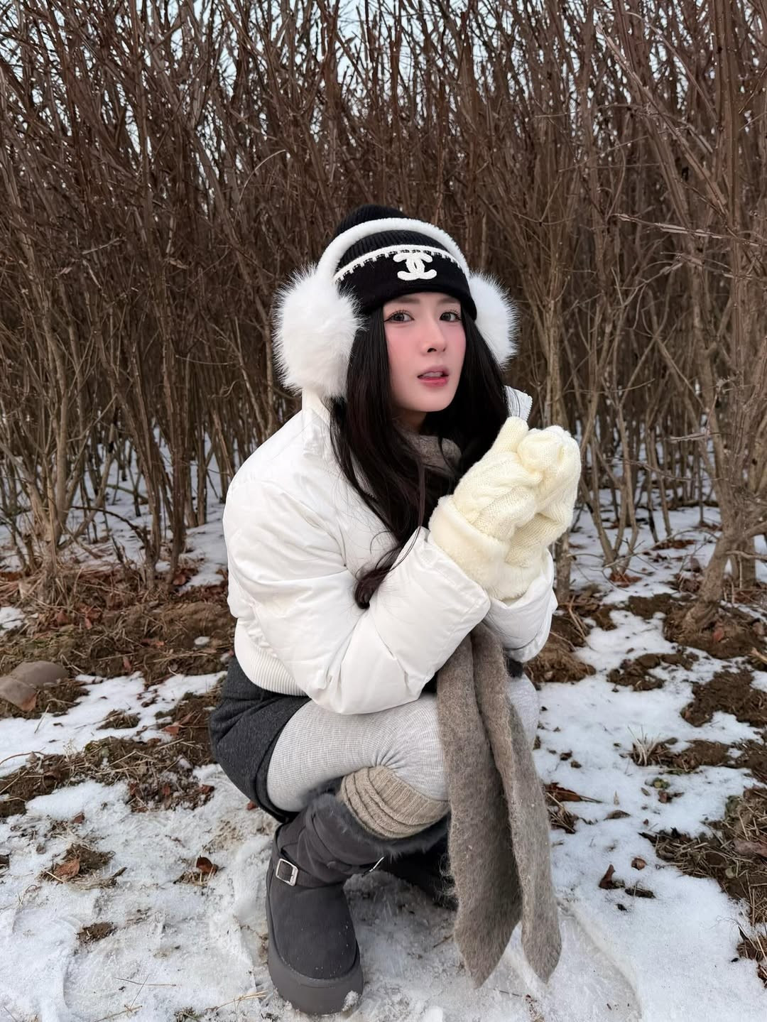 Trong loạt ảnh được chia sẻ, Quỳnh Alee diện outfit mùa đông năng động nhưng không kém phần sành điệu với áo phao trắng, chân váy ngắn phối cùng tất chân và mũ len lông cừu ấm áp. (Ảnh: IGNV)