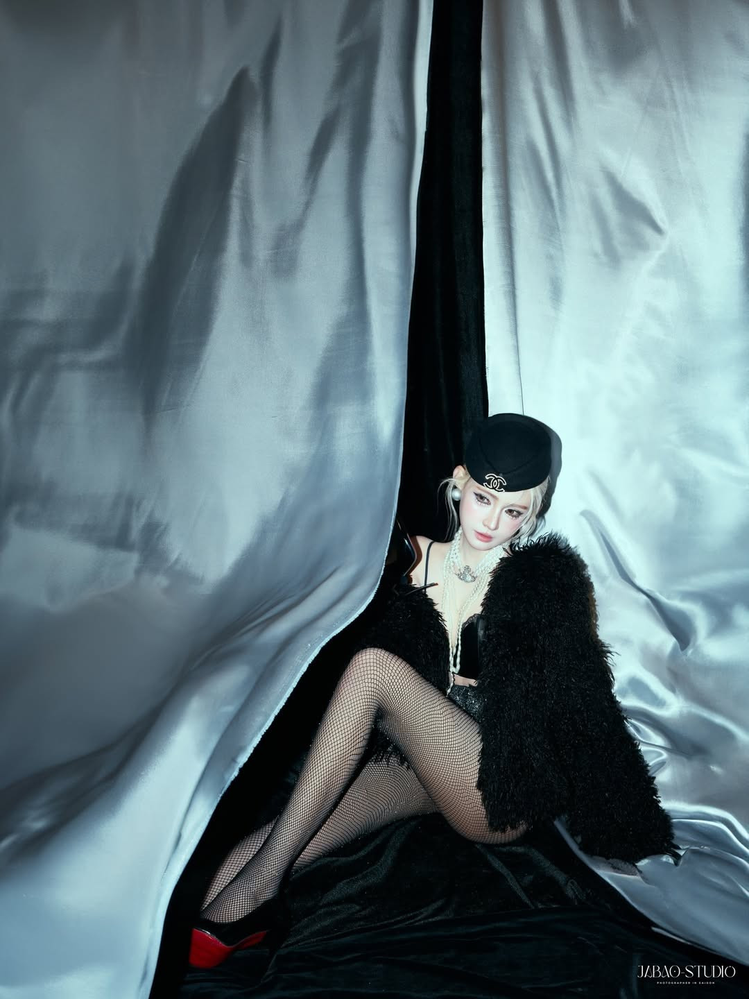 Được mệnh danh là "Nữ thần DJ Việt" với vẻ đẹp vừa ngọt ngào vừa sắc sảo, cô nàng sinh năm 1997 này luôn biết cách làm mới mình và thu hút mọi ánh nhìn. (Ảnh: IGNV)