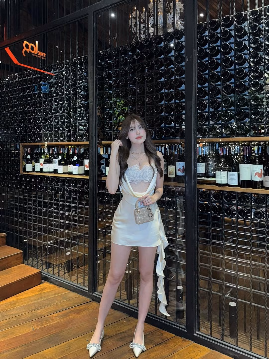 Chiếc váy ngắn giúp cô nàng khoe đôi chân dài không tì vết trứ danh. (Ảnh: IGNV)