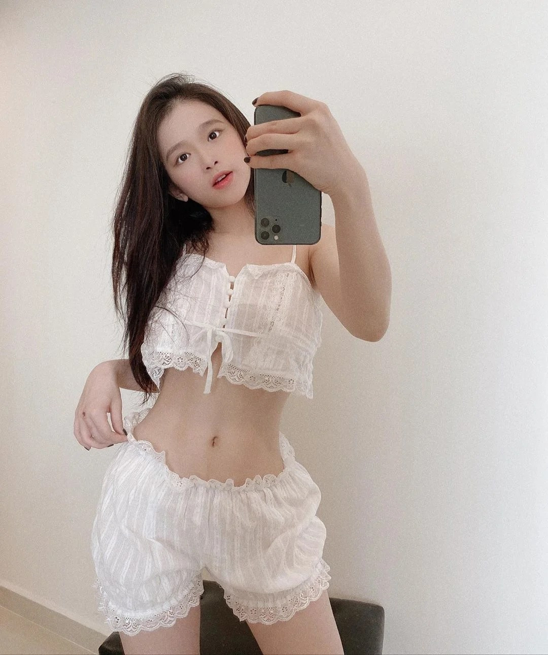 Không chỉ dừng lại ở phát ngôn, Linh Ka thời mới nổi còn gây tranh cãi bởi gu thời trang "chín ép". Dù chưa đầy 18 tuổi, cô thường xuyên diện những bộ đồ bó sát, cắt xẻ táo bạo hoặc trang phục bikini gợi cảm quá mức.