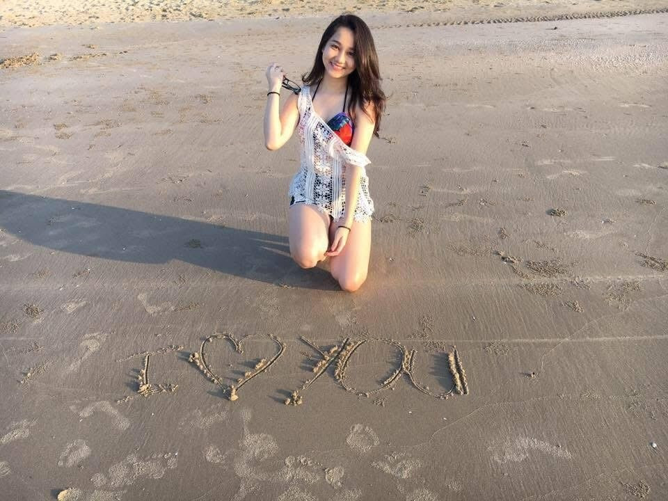 Năm 2016, Trúc Anh khi đó chỉ là một cô nữ sinh 18 tuổi vừa rời ghế nhà trường. Trong những khung hình được chia sẻ, cô nàng gây ấn tượng mạnh với gương mặt bầu bĩnh, đôi mắt to tròn và nụ cười rạng rỡ với má lúm đồng tiền duyên dáng. (Ảnh: @trucanhhh_)