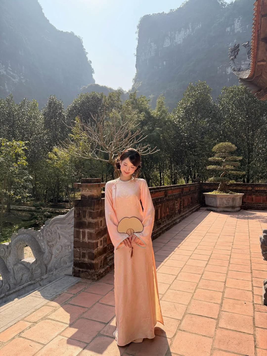 Địa điểm thực hiện bộ ảnh chính là Phố cổ Tràng An, nơi tái hiện không gian văn hóa, lịch sử của vùng đất cố đô. Wyn Anh đã tận dụng tối đa những góc máy đắt giá tại những địa điểm nổi tiếng. (Ảnh: IGNV)