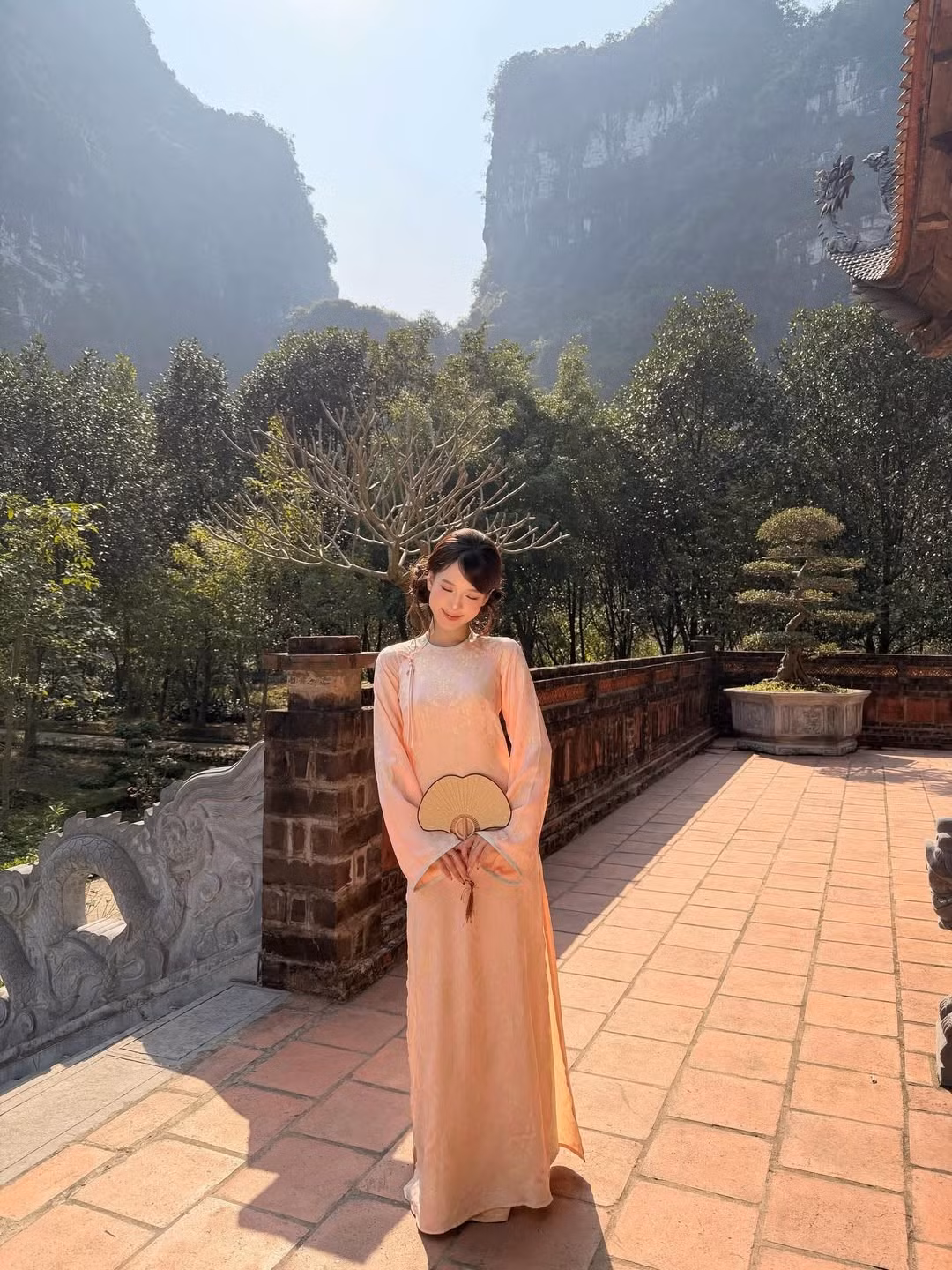 Địa điểm thực hiện bộ ảnh chính là Phố cổ Tràng An, nơi tái hiện không gian văn hóa, lịch sử của vùng đất cố đô. Wyn Anh đã tận dụng tối đa những góc máy đắt giá tại những địa điểm nổi tiếng. (Ảnh: IGNV)