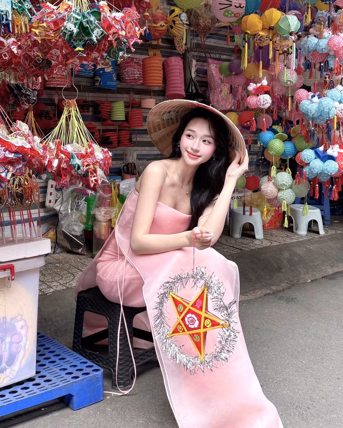 Trong từng khung hình, Karty Chang tự nhiên tương tác với những chiếc đèn lồng giấy, đèn ông sao truyền thống – linh hồn của ngày Tết Trung Thu. (Ảnh: FBNV)