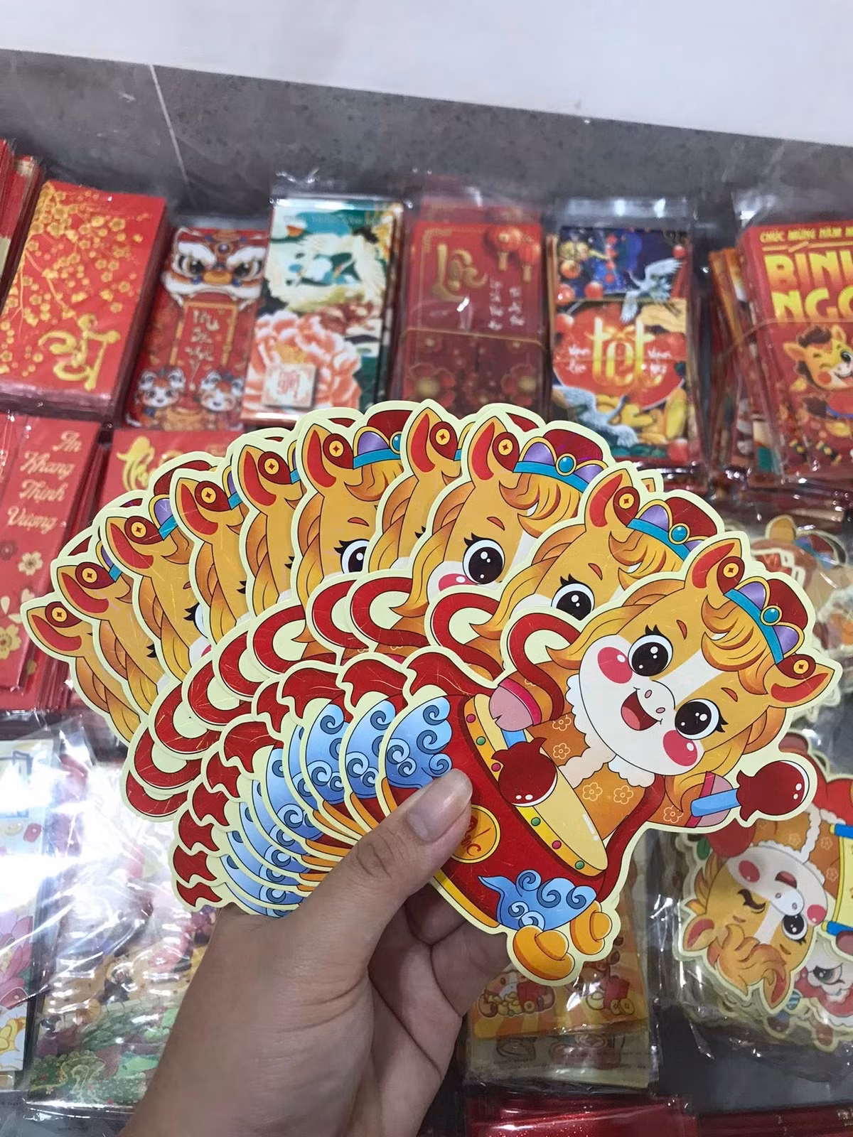 Những mẫu lì xì này đang được bán trên các nền tảng mạng xã hội với giá thành khá phải chăng, chỉ khoảng 15.000 đồng/10 cái.