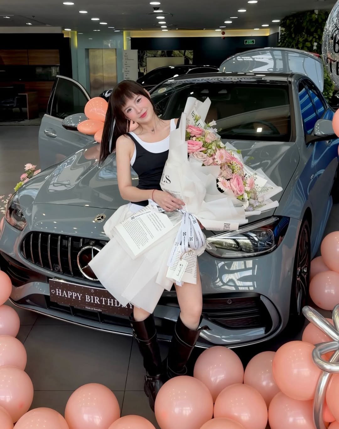 Trên trang cá nhân, "bản sao Khởi My" đã chia sẻ bộ ảnh rạng rỡ bên chiếc xe mới tại showroom. Trong những khung hình lung linh, Thúy Kiều xuất hiện với phong cách trẻ trung, năng động nhưng không kém phần quyến rũ với áo tank-top phối cùng chân váy xòe và boots cổ cao. (Ảnh: IGNV)